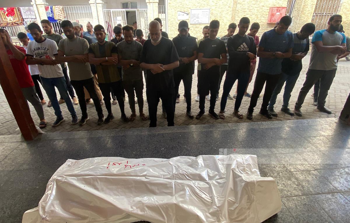 مواطنون يشيعون جثامين عدد من الشهداء في ساحة مستشفى الأهلي العربي "المعمداني" بمدينة غزة (وفا)